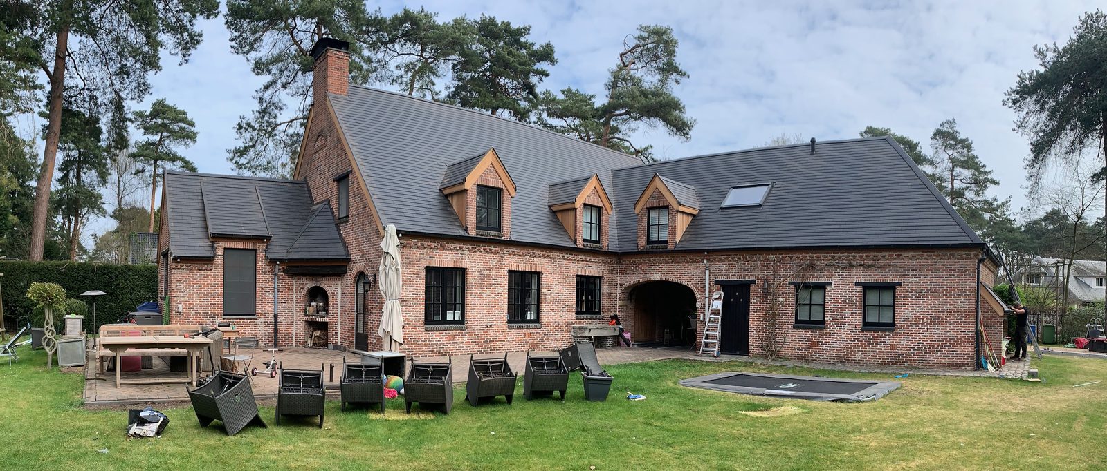 VDS vakman aan het werk op een dak in Stabroek